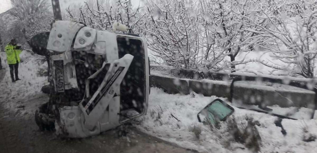 Antalya&#039;da öğretmenleri taşıyan minibüs devrildi: Yaralılar var