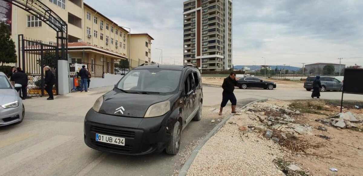 Kontrolden çıktı, öğrencilerin arasına daldı: 1'i ağır 3 yaralı