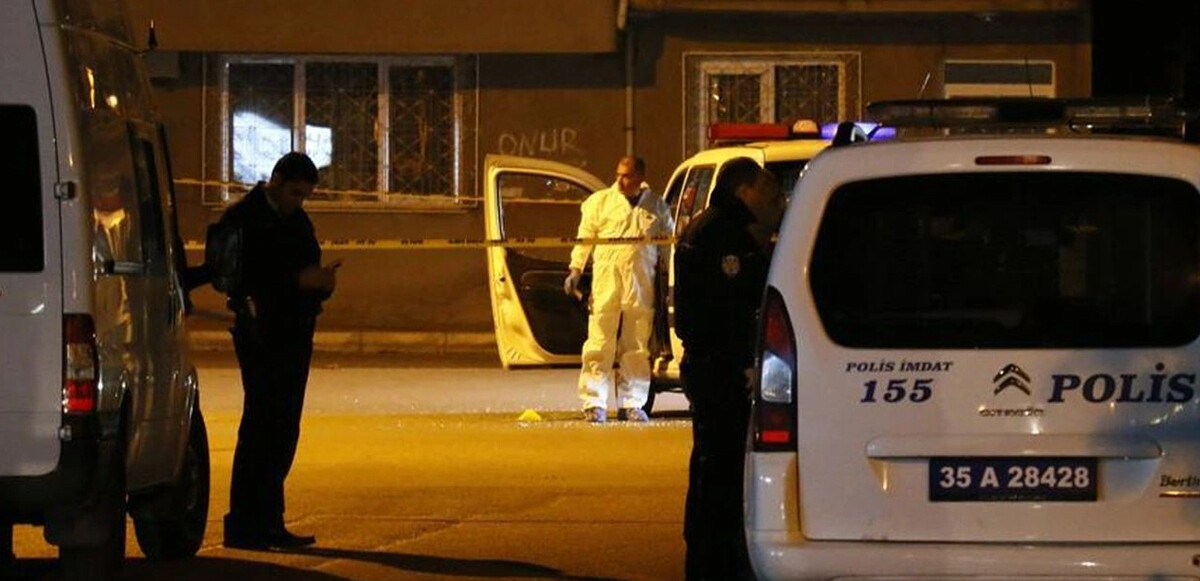 Başakşehir&#039;de polis aracına silahlı saldırı! Bir memur yaralandı