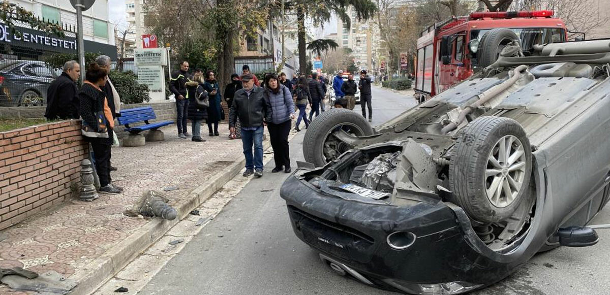 Kadıköy&#039;de feci kaza: Kaldırımdaki yayaya çarpıp takla attı