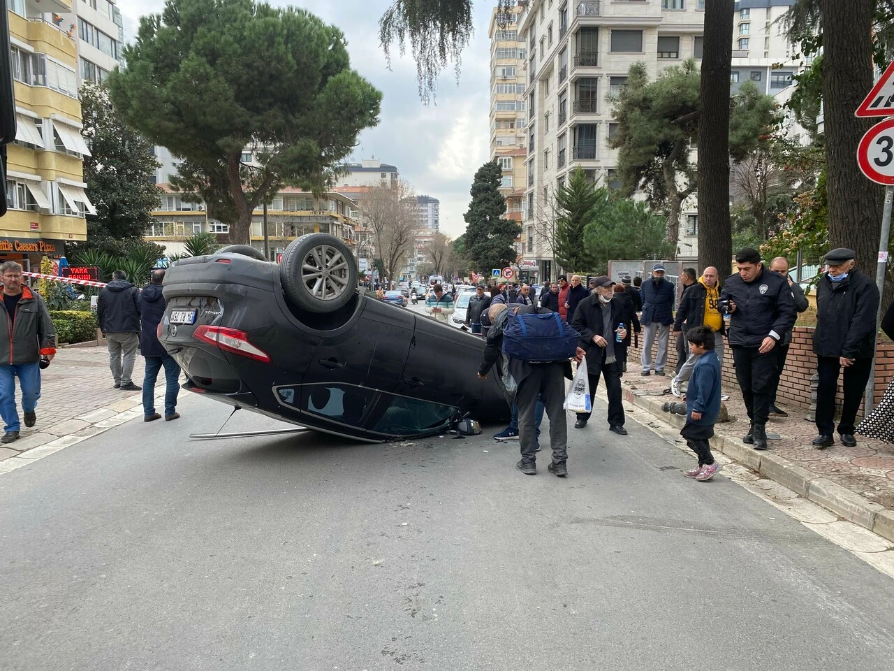 Kadıköy'de feci kaza: Kaldırımdaki yayaya çarpıp takla attı