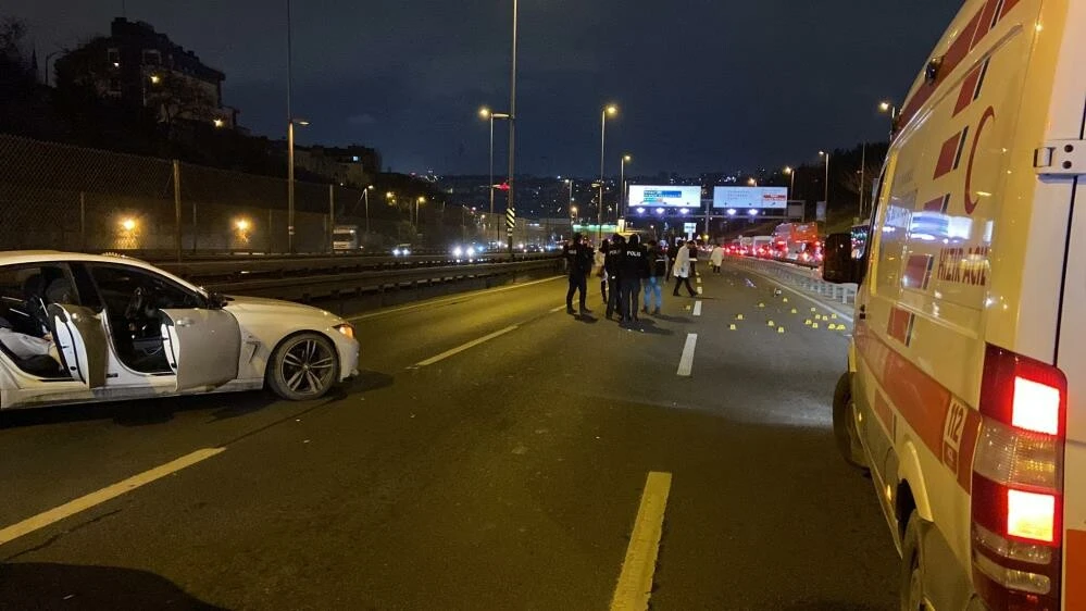 Son dakika! Haliç Köprüsü'nde otomobile silahlı saldırı: Bir kişi hayatını kaybetti