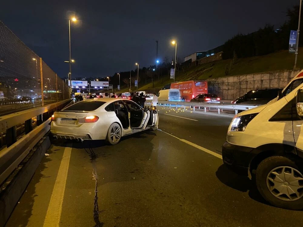 Son dakika! Haliç Köprüsü'nde otomobile silahlı saldırı: Bir kişi hayatını kaybetti