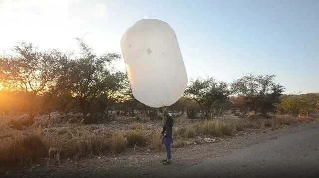 Çocuklar ölümü ellerinde tutuyorlar! Pakistan'da tarladan eve poşetle doğal gaz taşınıyor