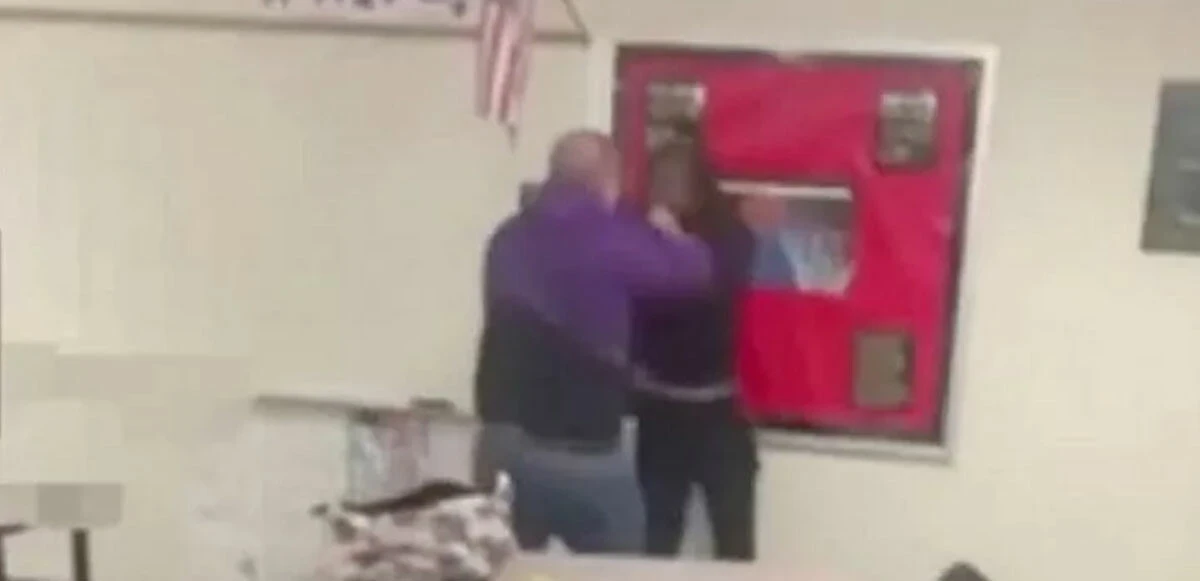 Öğretmen öğrencisini duvara yapıştırıp saldırdı! Korkunç anlara herkes şahit oldu