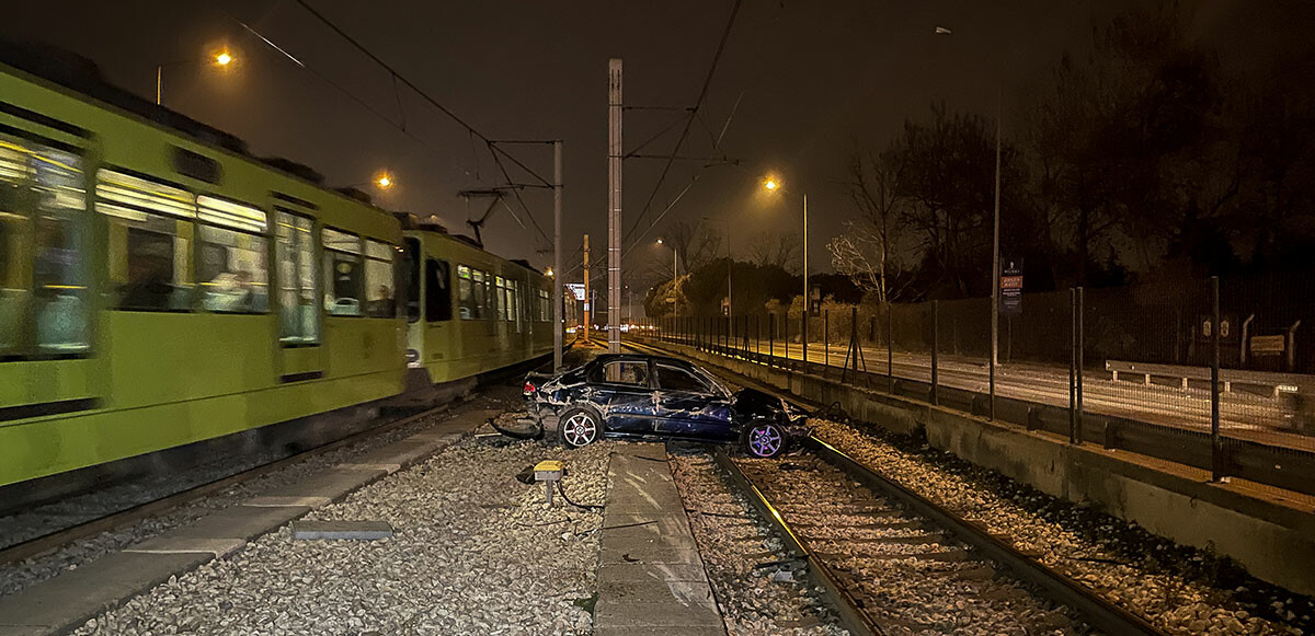 Bursa'da kontrolden çıkan otomobil metro raylarına girdi