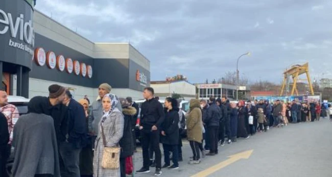 İstanbul'da 'indirim' izdihamı! Yeni açılan marketin önünde yüzlerce kişi bekledi