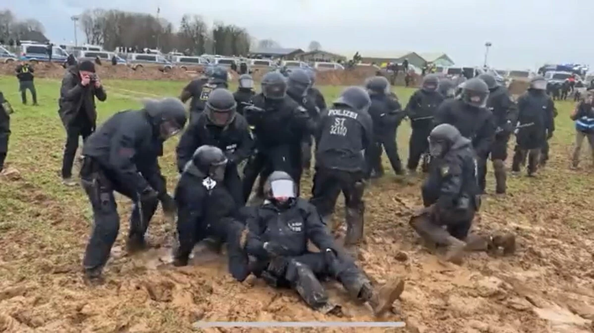 Çevrecilere müdahaleye gidip çamura saplanan polisler kahkahaya boğdu! Video sosyal medyada yayıldı