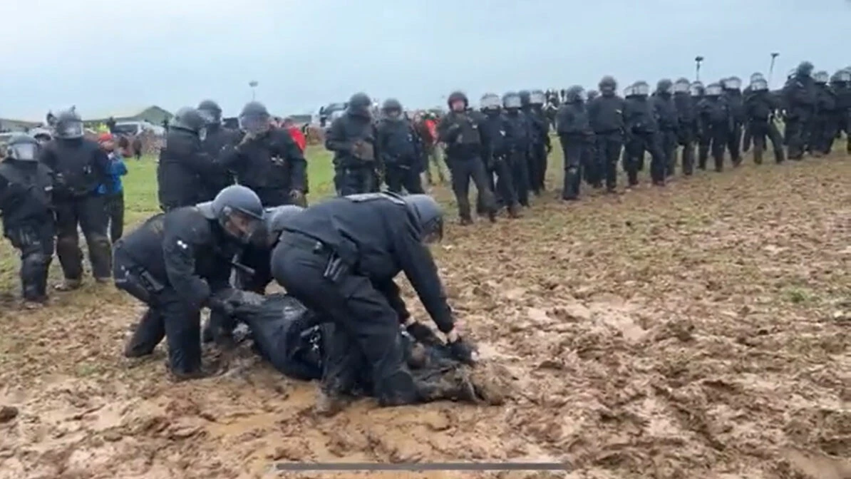 Çevrecilere müdahaleye gidip çamura saplanan polisler kahkahaya boğdu! Video sosyal medyada yayıldı