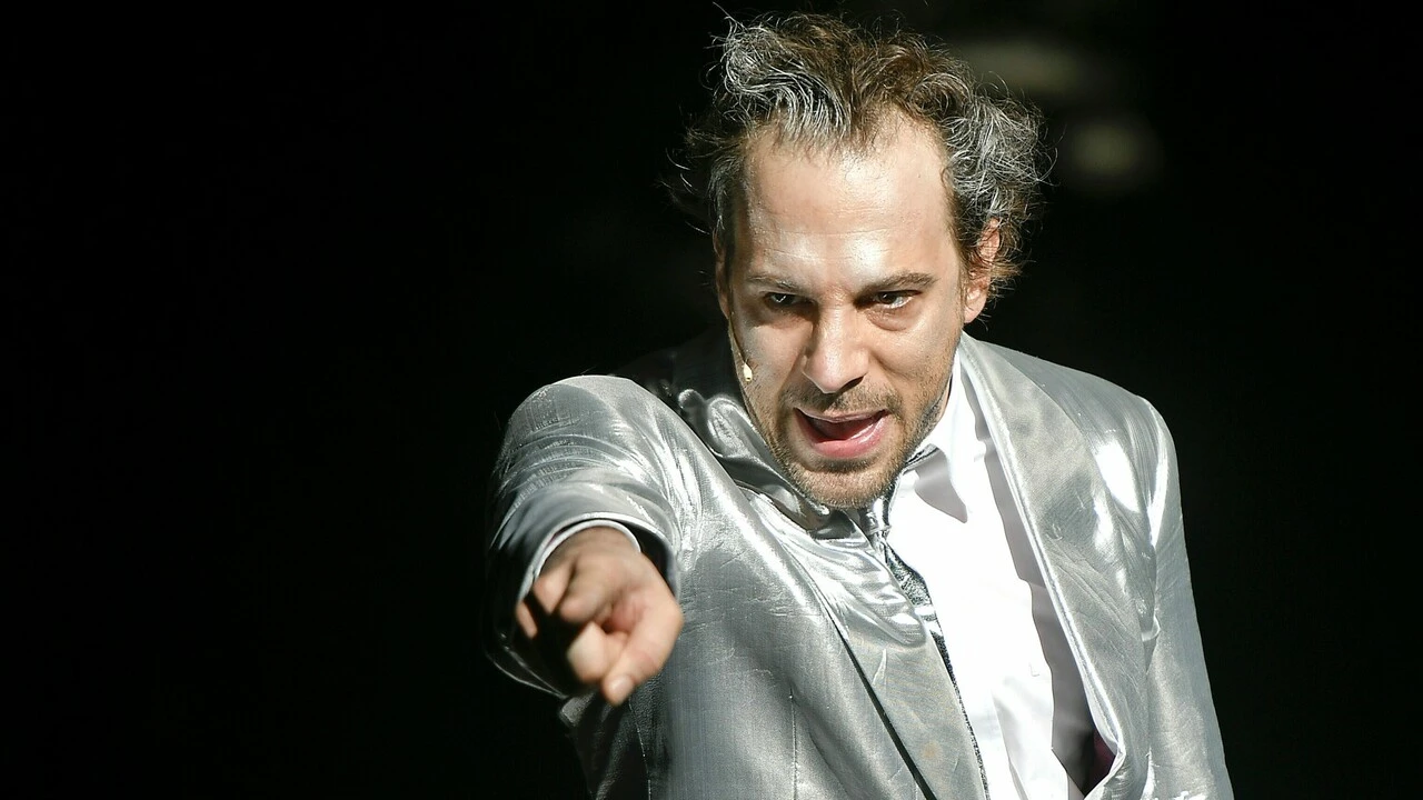 Evinden çocuk istismarı içeren görseller çıkan ünlü aktörün işine son verildi, dava açıldı, oyunu sahneden kaldırıldı!