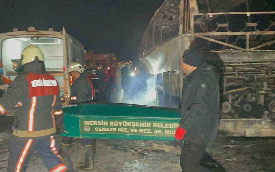 Mersin’de feci kaza! Yolcu otobüsü tıra arkadan çarptı, alevler içinde yandı: Ölü ve yaralılar var