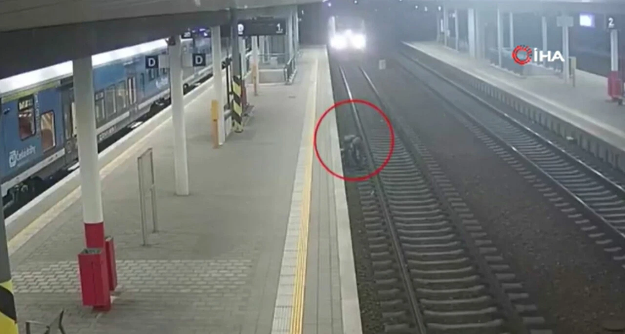 Raylardan izmarit toplarken tren çarptı platforma fırladı! Şans eseri hayatta kaldı