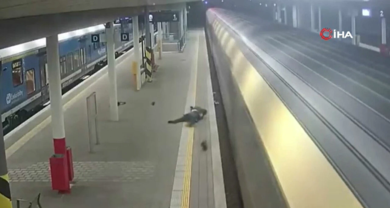 Raylardan izmarit toplarken tren çarptı platforma fırladı! Şans eseri hayatta kaldı