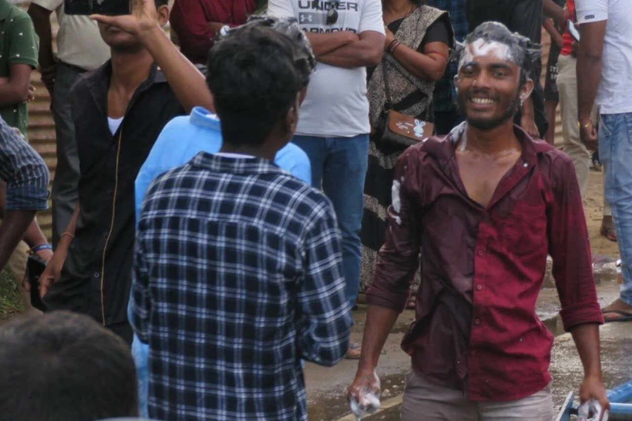 TOMA'nın suyunda şampuanla kafalarını yıkayan eylemciler polise inek dışkısı fırlattılar