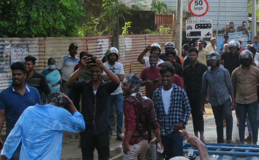TOMA'nın suyunda şampuanla kafalarını yıkayan eylemciler polise inek dışkısı fırlattılar