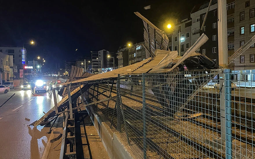 Bursa’da kuvvetli lodos 3 katlı binanın çatısını uçurdu