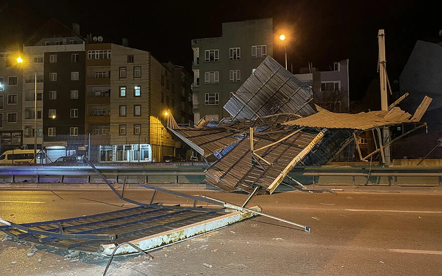 Bursa’da kuvvetli lodos 3 katlı binanın çatısını uçurdu