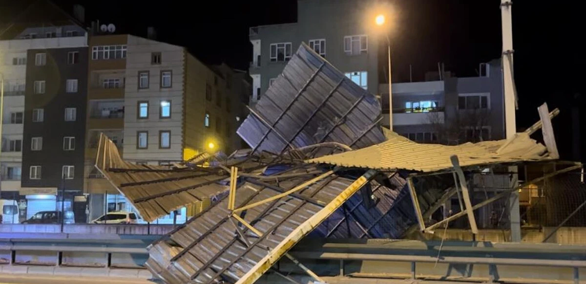 Bursa’yı şiddetli lodos vurdu: Çatılar uçtu, metro seferleri iptal edildi