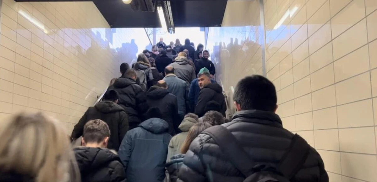 Bursa’yı şiddetli lodos vurdu: Çatılar uçtu, metro seferleri iptal edildi