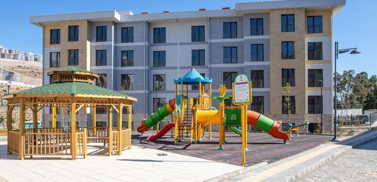 Bakan Murat Kurum, İzmir Bayraklı’da depremzede Hatice Baltrak’ı evinde ziyaret etti