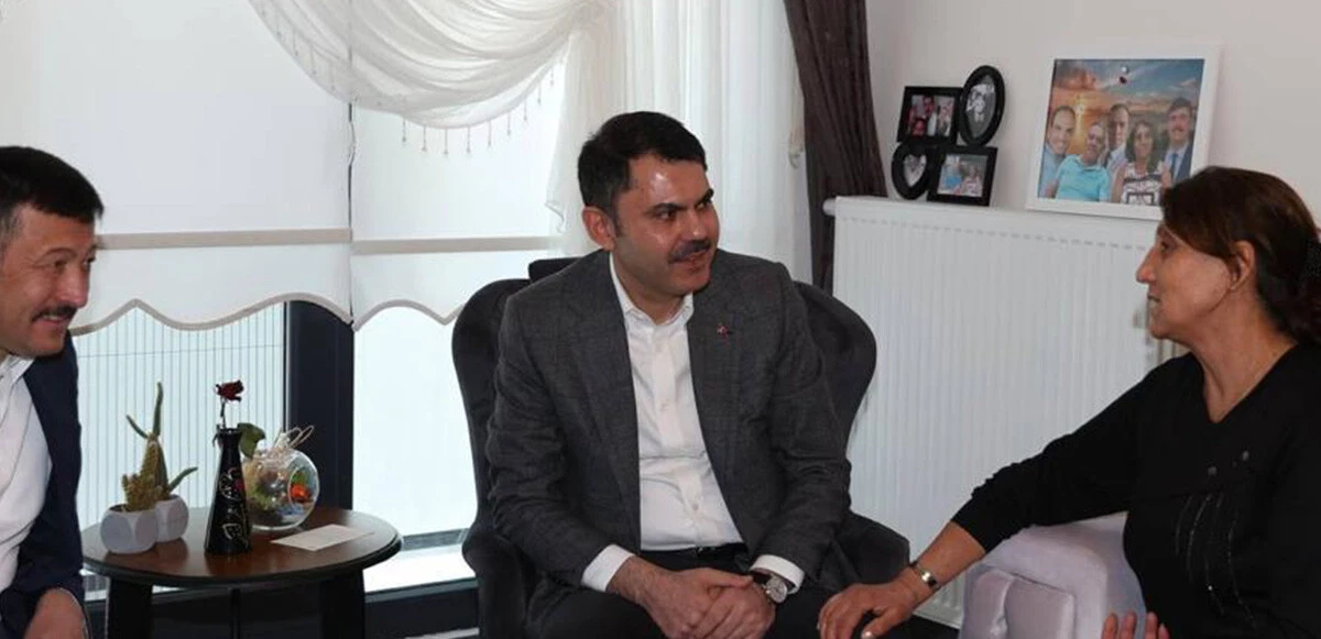 Bakan Murat Kurum, İzmir Bayraklı’da depremzede Hatice Baltrak’ı evinde ziyaret etti