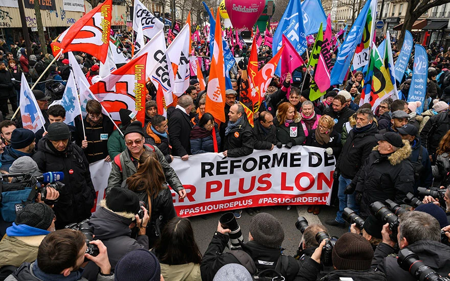 Mezarda emeklilik isyanı! Fransa’da milyonlar sokağa döküldü