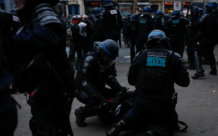 Mezarda emeklilik isyanı! Fransa’da milyonlar sokağa döküldü