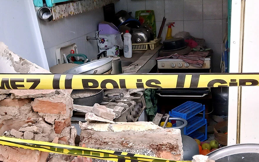 Kütahya'da gaz sıkışması sonrası bina bomba gibi patladı: Yaşlı kadın hastaneye kaldırıldı