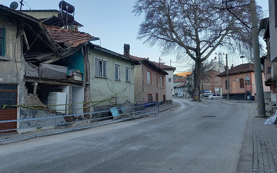 Kütahya'da gaz sıkışması sonrası bina bomba gibi patladı: Yaşlı kadın hastaneye kaldırıldı