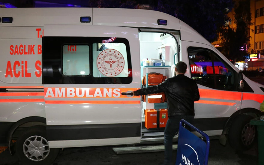 Antalya'da oğlu tarafından bıçaklanan anne, can havliyle kendisini markete attı