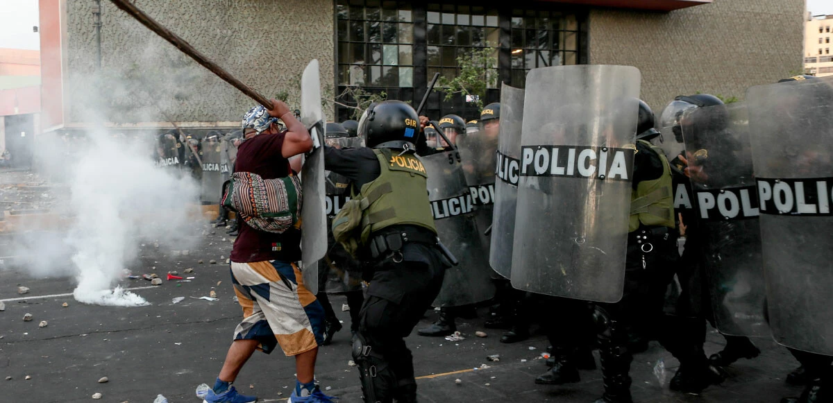 Peru'da eylemciler başkenti ele geçirmek için sokağa çıktılar! Havalimanını bastılar