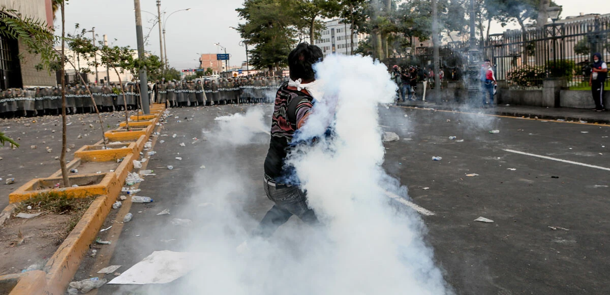 Peru'da eylemciler başkenti ele geçirmek için sokağa çıktılar! Havalimanını bastılar