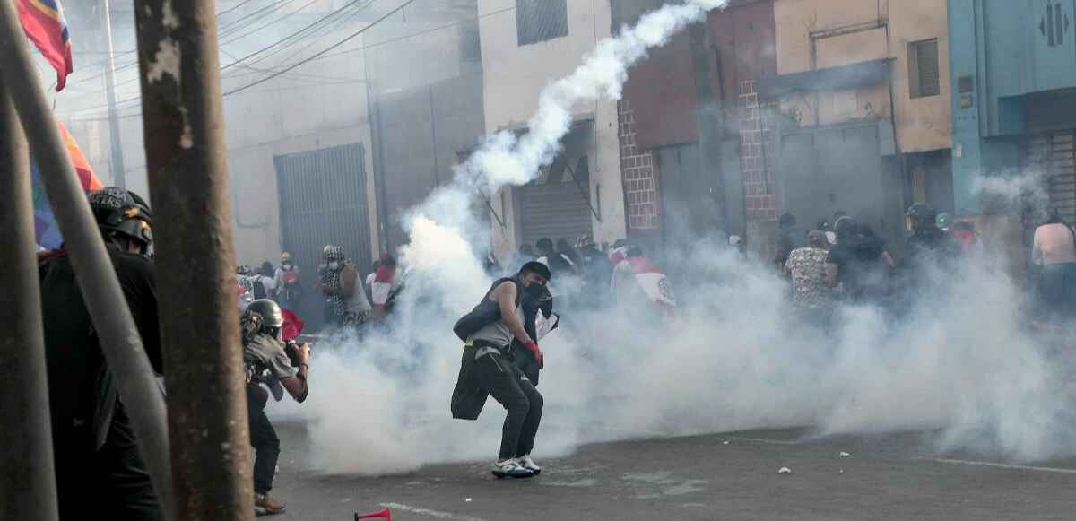 Peru'da eylemciler başkenti ele geçirmek için sokağa çıktılar! Havalimanını bastılar