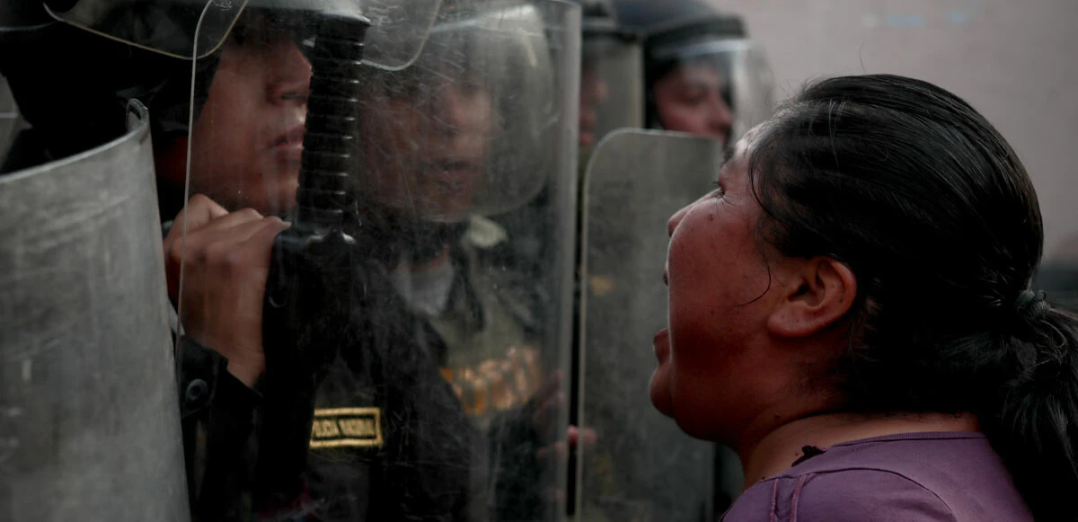 Peru'da eylemciler başkenti ele geçirmek için sokağa çıktılar! Havalimanını bastılar
