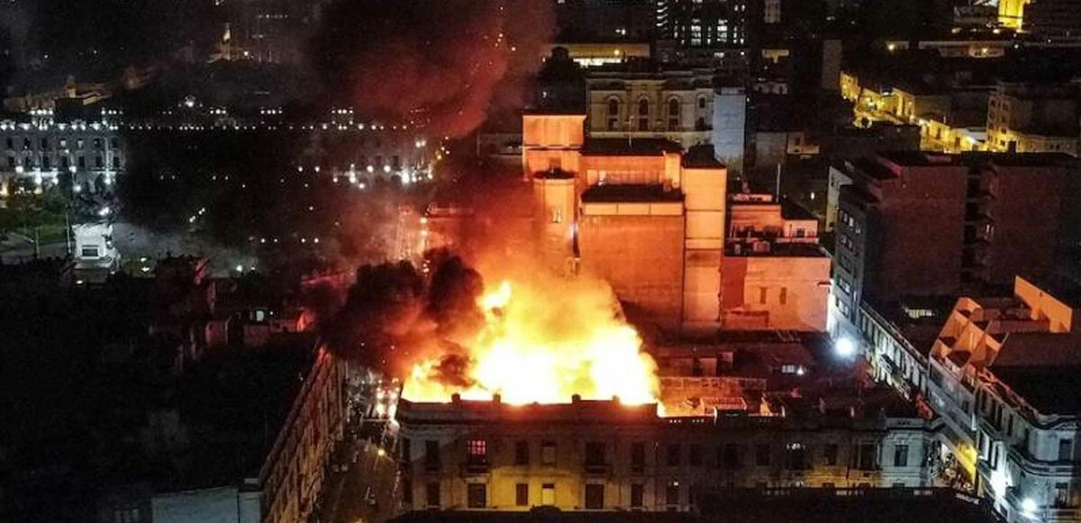 Peru'da eylemciler başkenti ele geçirmek için sokağa çıktılar! Havalimanını bastılar