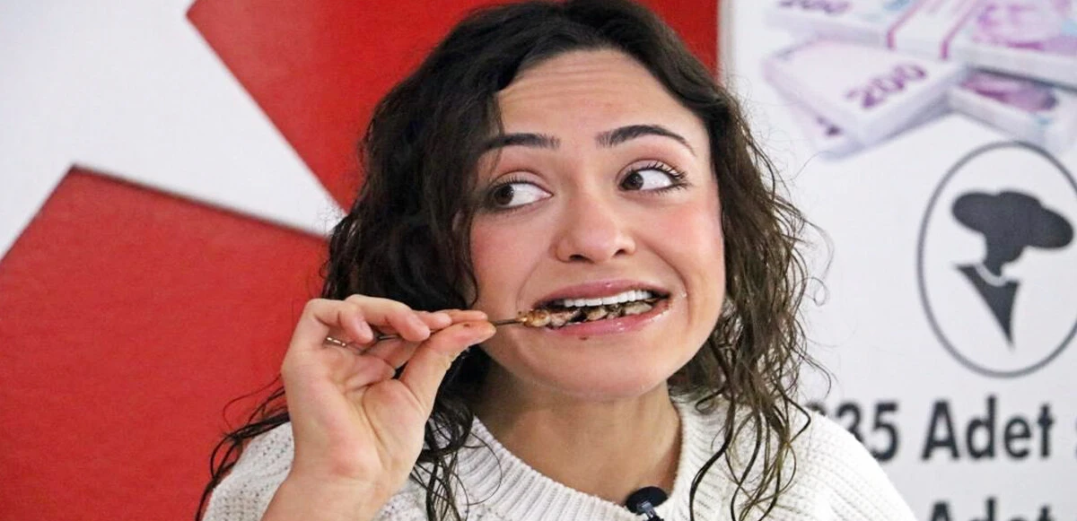 Guinness rekorlar kitabına girecek olay! 18 dakikada 550 çöp şiş yedi, rakibi bile şaşkınlıkla izledi