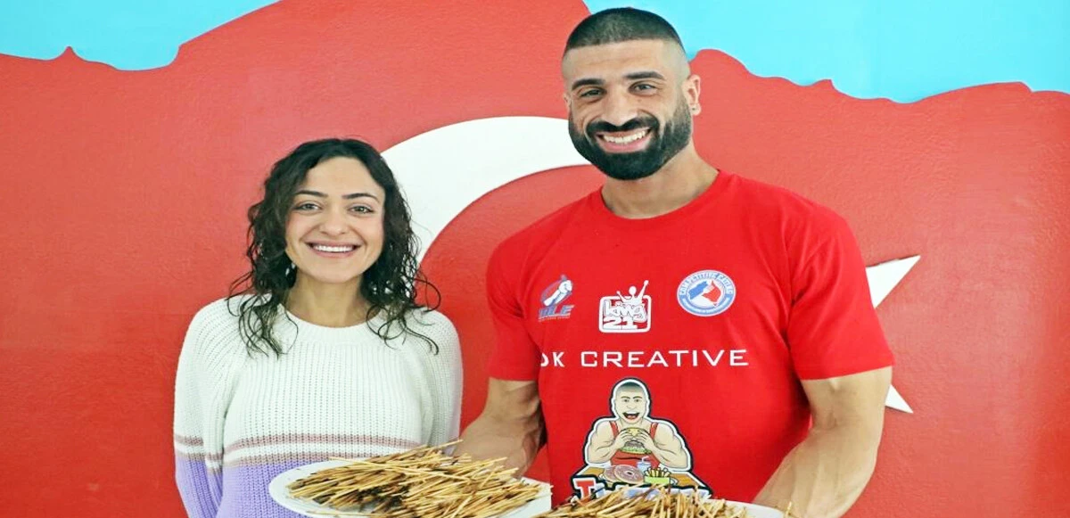 Guinness rekorlar kitabına girecek olay! 18 dakikada 550 çöp şiş yedi, rakibi bile şaşkınlıkla izledi