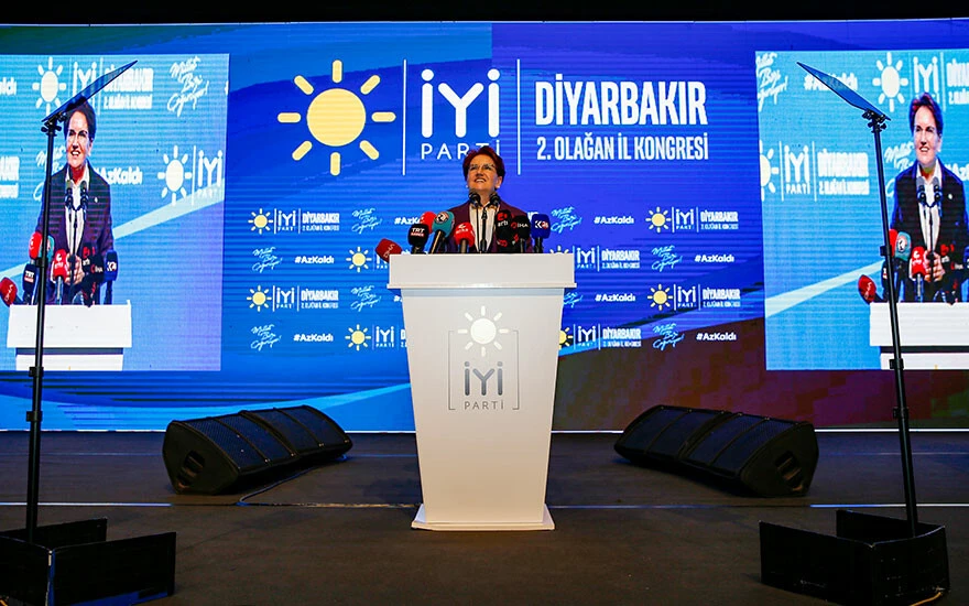 İYİ Parti Diyarbakır İl Başkanı Vejdin Ensarioğlu, Meral Akşener’e övgüler yağdırdı: 5 vakit namaz kılar, 2 defa hacca gitti