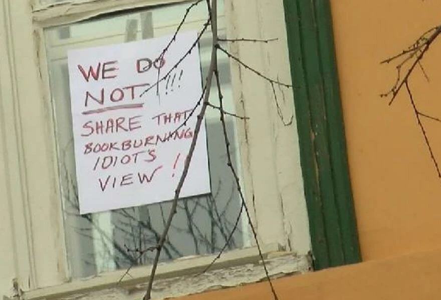 İsveç Konsolosluğu çalışanlarından dikkat çeken not: Kitap yakan aptalın görüşlerini paylaşmıyoruz