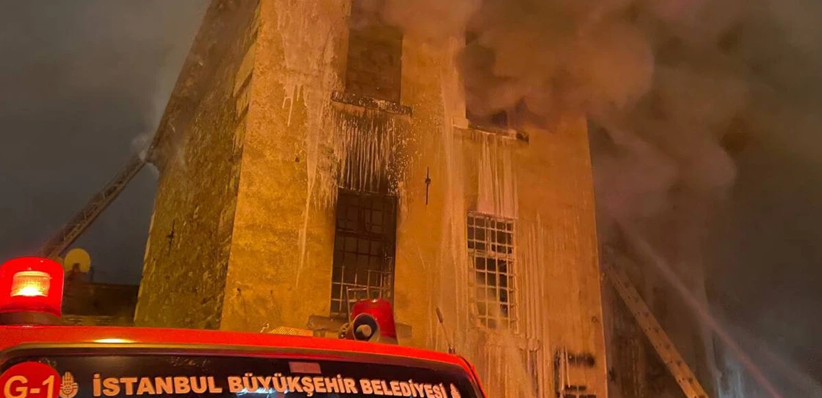 Beyoğlu’nda Ermeni Kilisesi’nin lojmanı alev alev yandı