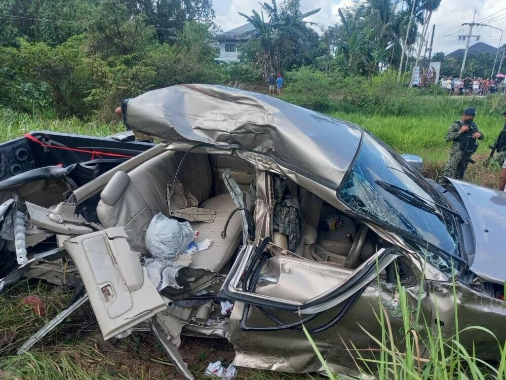 Hemzemin geçitteki araca çarpan tren metrelerce sürükledi! İşte o anlar