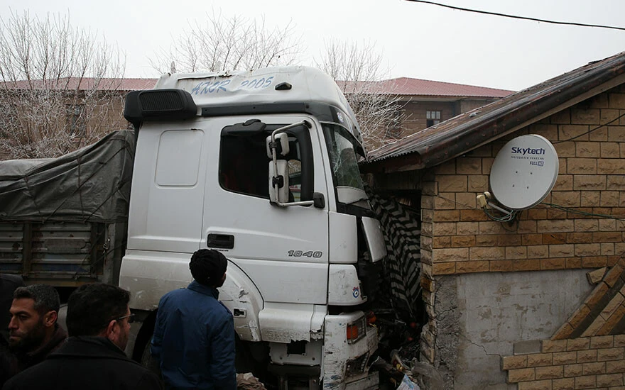 Muş'ta freni boşalan un yüklü tır önüne ne gelirse devirdi! 2 kişi son anda kurtuldu