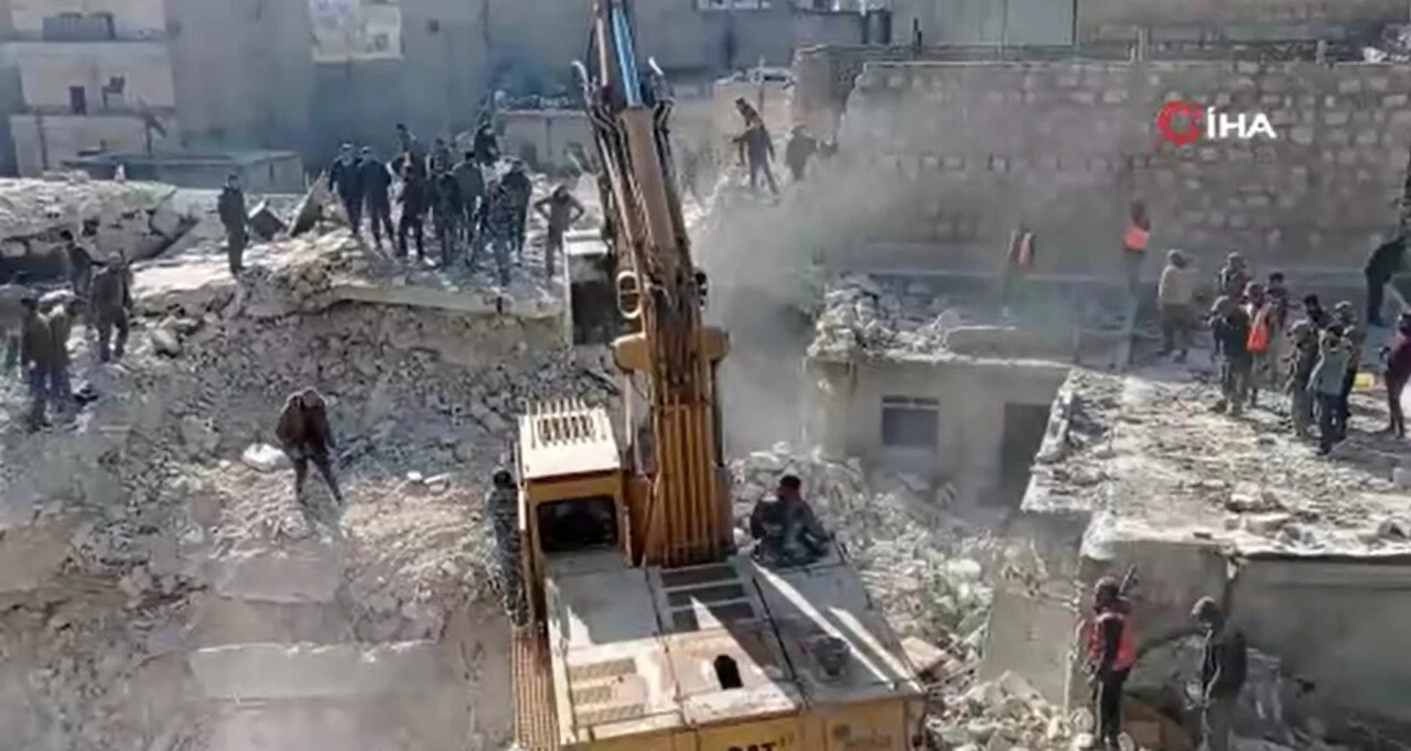 Su sızıntısı 5 katlı binayı yerle bir etti: Çok sayıda kişi enkaz altında kalarak öldü