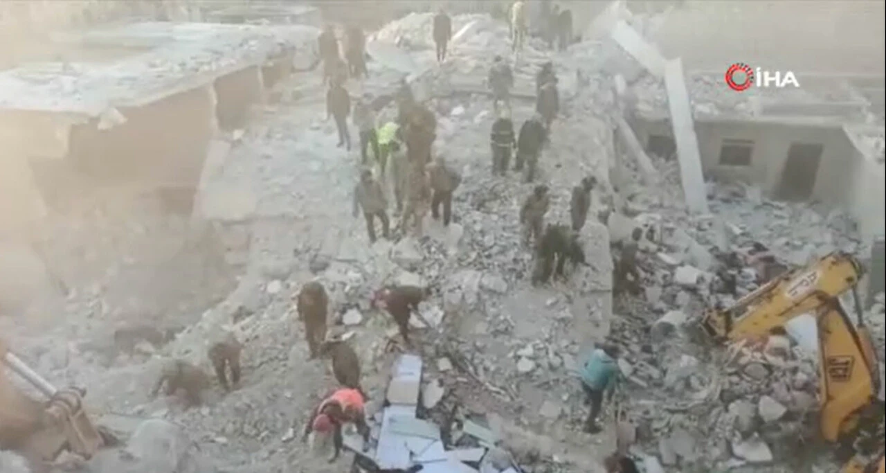 Su sızıntısı 5 katlı binayı yerle bir etti: Çok sayıda kişi enkaz altında kalarak öldü