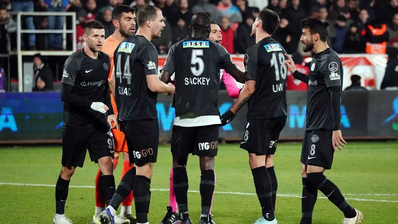 Ümraniyespor-Fenerbahçe maçının hakemi Abdulkadir Bitigen'e dev tepki!