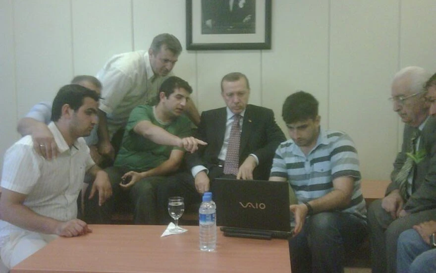 Erdoğan'a böyle anlatmışlar: Baykar kardeşlerin İHA'ları gösterdiği tarihi fotoğraf ortaya çıktı