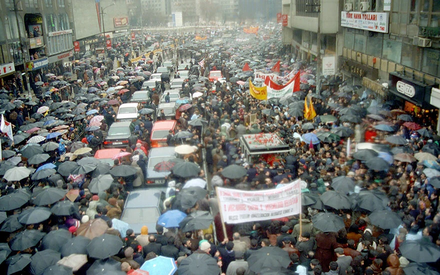 Uğur Mumcu suikastının üzerinden 30 yıl geçti: Ölümündeki sır perdesi hala aralanamadı