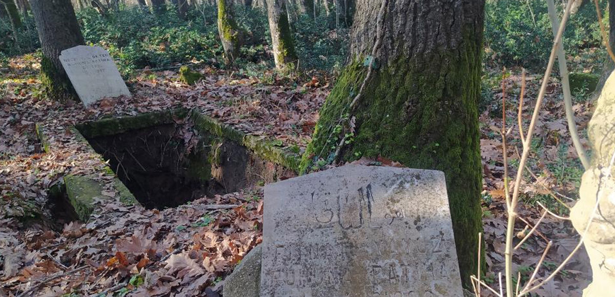 Eski köy mezarlığı defineciler tarafından talan edildi