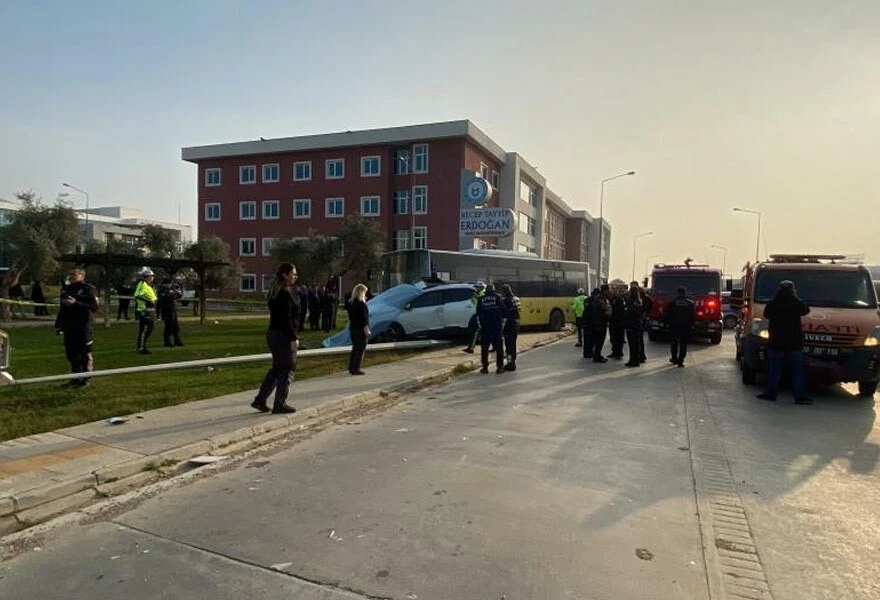 Aydın'da halk otobüsü ile otomobil çarpıştı: 1 ölü, 4 yaralı