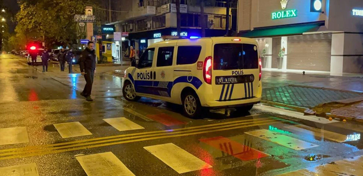 Yol üzerindeki mağazaya kurşun yağdırdılar